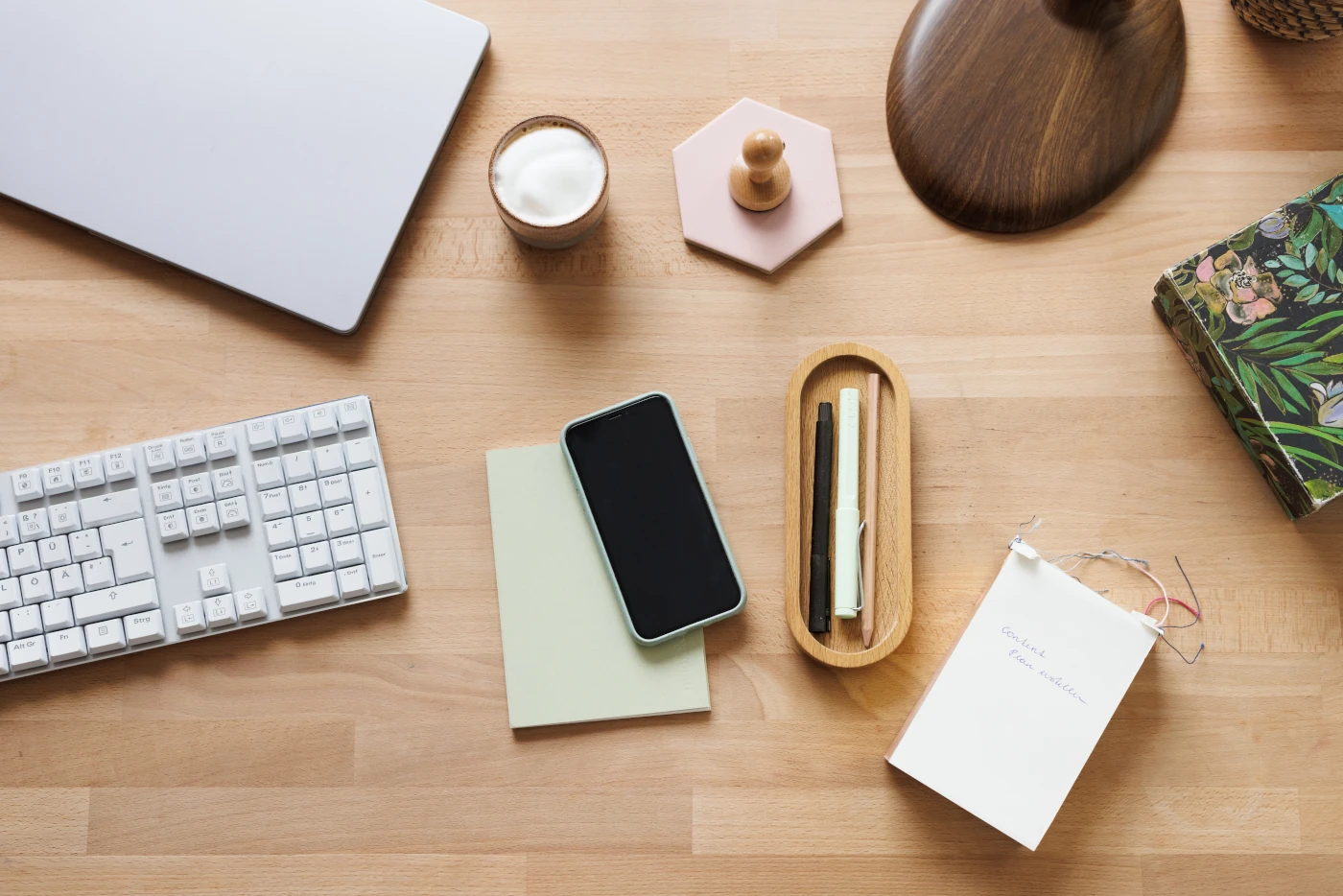 Schreibtisch mit Tastatur, Laptop, Handy & Notizblock