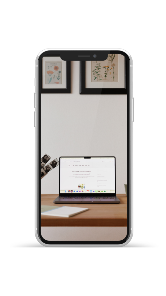 Geöffneter Laptop am Schreibtisch